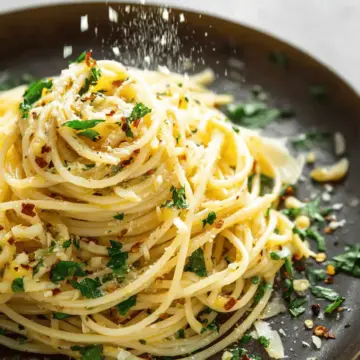SPAGHETTI WITH GARLIC AND OLIVE OIL