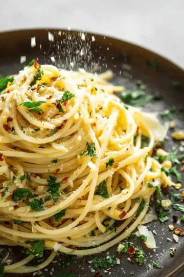 SPAGHETTI WITH GARLIC AND OLIVE OIL