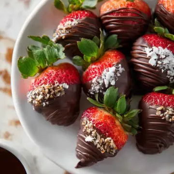 Chocolate Covered Strawberries (3 ingredient dessert!)